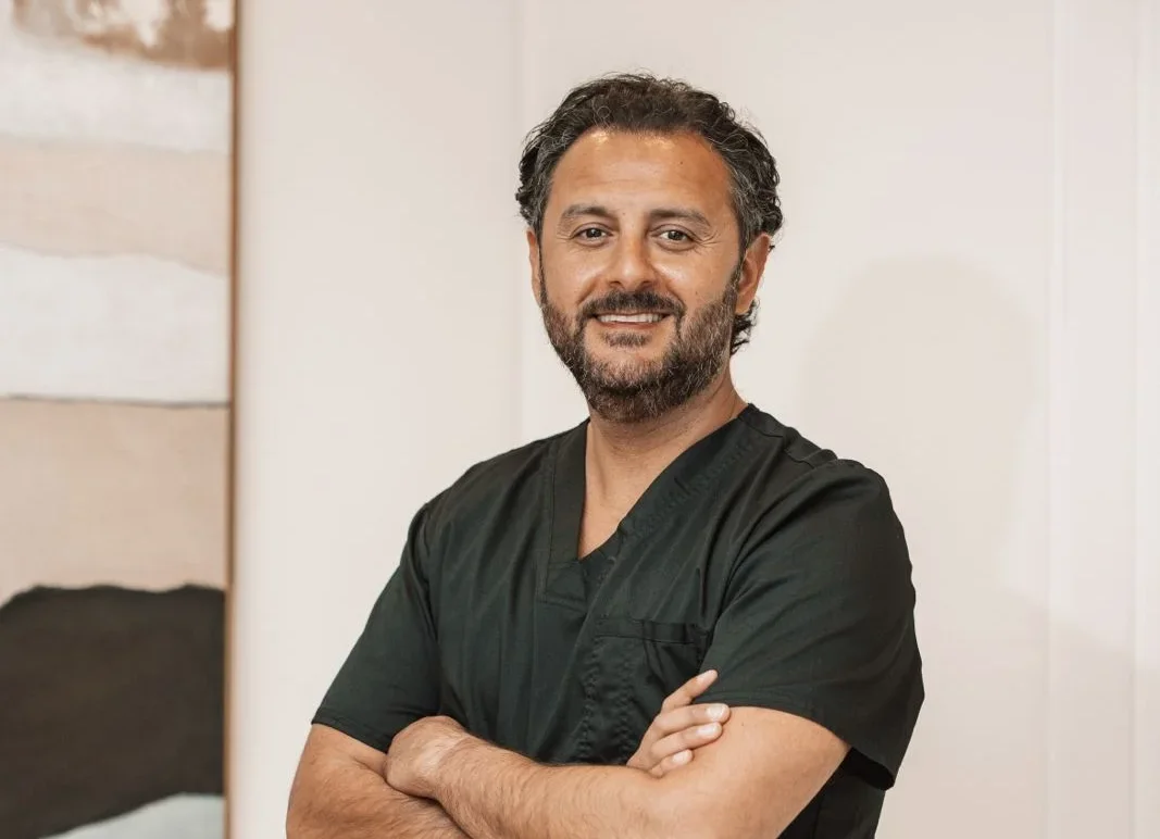 Dr Arvin Yarollahi, orthopaedic surgeon at CellOrtho Marbella