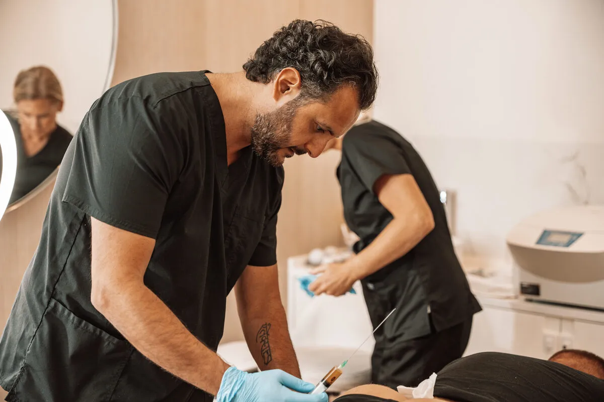 Tratamiento ortopédico regenerativo en la clínica CellOrtho de Marbella, España