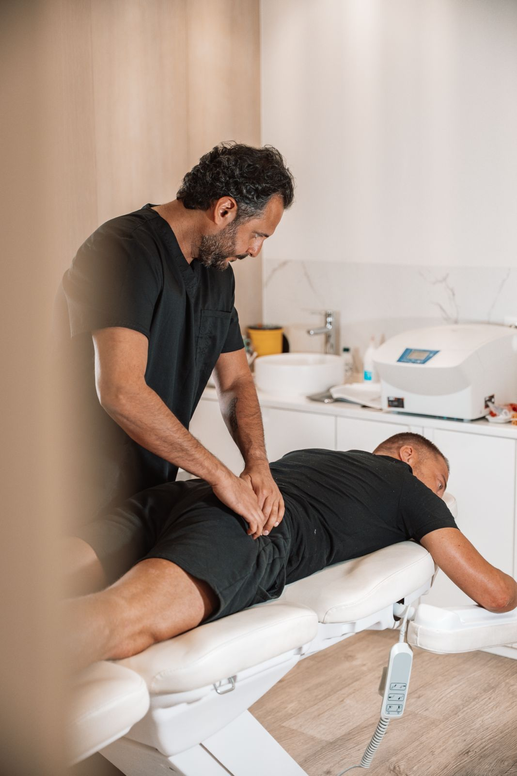 Dr. Arvin Yarollahi performing a hip assessment on a patient at CellOrtho clinic in Marbella