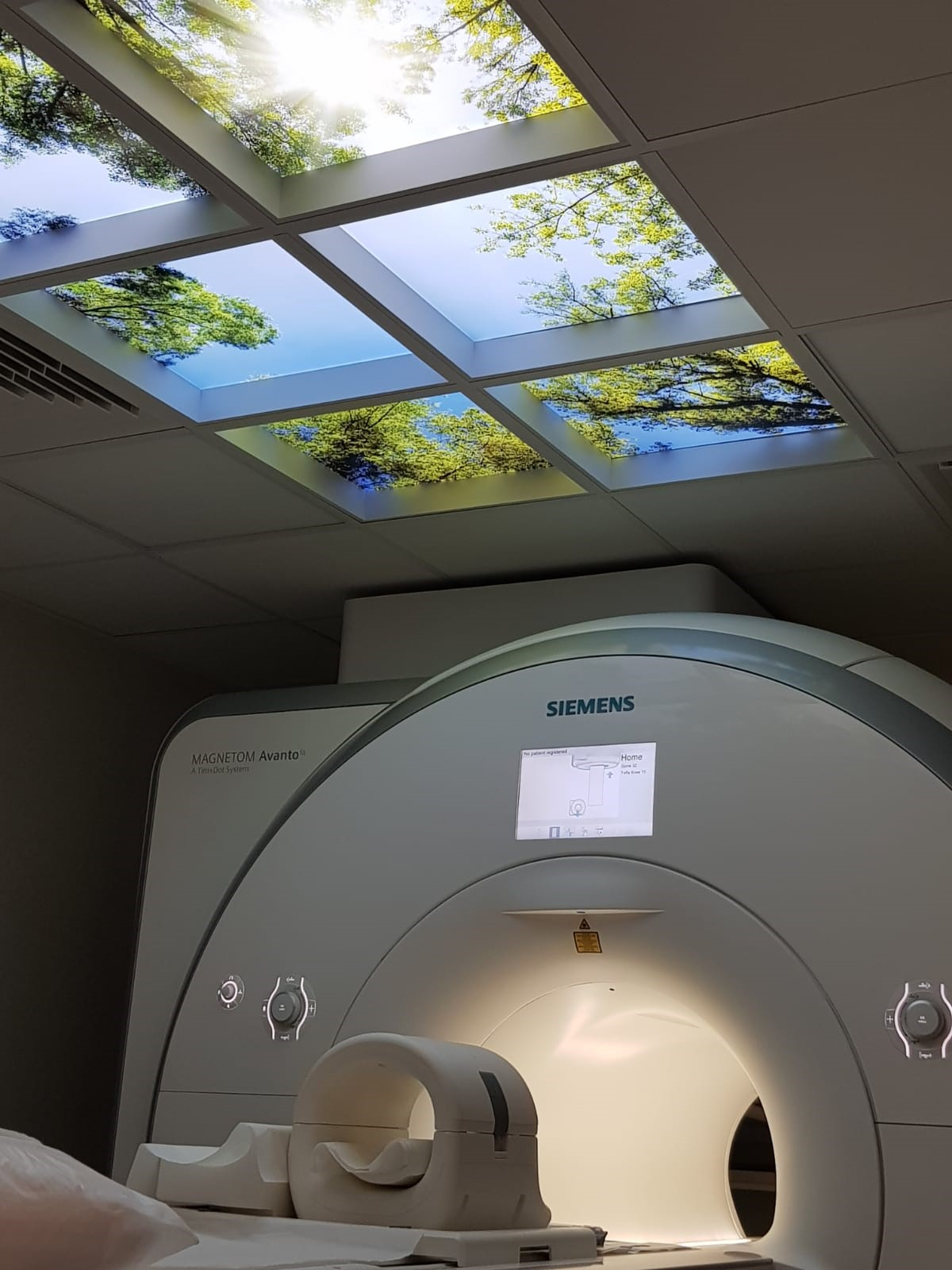 High-resolution MRI scanner used for private diagnostic imaging in Marbella